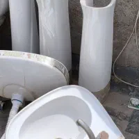 ۲عدد توالت فرنگی و ۳عدد روشویی ایستاده همراه پایه