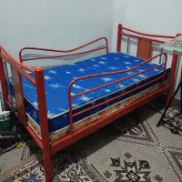 تخت خواب ی نفره متوسط  همراه دو تشک