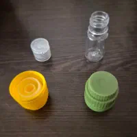 تعدادی درب بطری آرام ریز