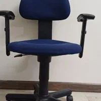 صندلی اداری. کامپیوتر. کارمند