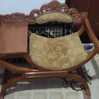 صندلی و میز تلفن چوب بسیار تمیز