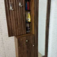 جاکفشی چوبی تمیز پشت آیینه طبقه دار  دارای کشو