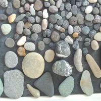 سنگ های زیبای کنار دریا