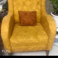 فروش یک دست مبل راحتی با میز وسط