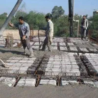 کارگر بتن ریزی با پمپ زمینی