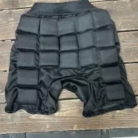 چرخ کار دوزنده خیاط در کارگاه کار در منزل نداریم