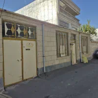 ساختمان گلنگی واقع در تویسرکان  دو واحد مجزاست