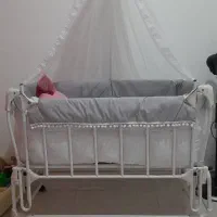 تخت گهواره شو کنار مادر