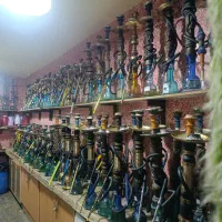 تعدادی قلیان چوبی و برنجی