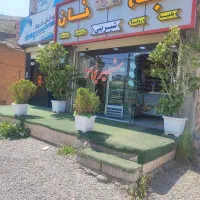 فروشنده در مغازه شیرینی