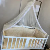 تخت کنار مادر