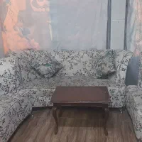 یک دست مبل  با میز جلو مبلی  بفروش می رسد