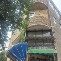 یک باب ساختمان ۳ طبقه دونبش با دو باب مغازه