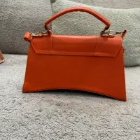 تعدادی کیف دانه ای ۱۵۰|کیف، کفش، کمربند|تبریز, |دیوار