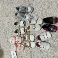 تعدادی کفش و پاپوش نوزادی
