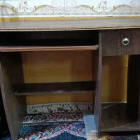 میز تحریر و کامپیوتر با طرح چوب گردویی