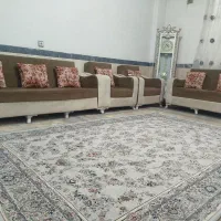 مبل و جلو مبلی و ساعت ایستاده