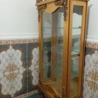 یک  بوفه و یک تخت بچه