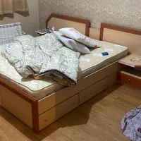 ۲ عدد تخت به همراه خوشخواب و متلقات