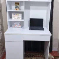 میز تحریر کتابخانه دار