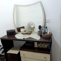 تخت خواب دو نفره، با میز و آینه، سالم