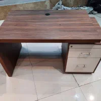 میز منشی و کامپیوتر