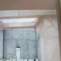 سیمانکاری و تیغه  دیوار  آجر و بلوک  انجام می‌شود