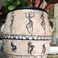 کوزه کنار سالنی پتینه شده