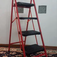 قفسه(استند) شیشه ای مخصوص آجیل و نردبان ۴ پله|فروشگاه و مغازه|مشهد, هفت تیر (آب و برق)|دیوار