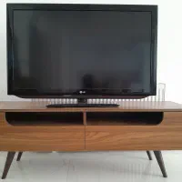 تلویزیون همراه با میز تلویزیون