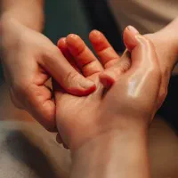 ماساژ حرفه ای با روغن های گرم