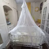 تخت کنار مادر