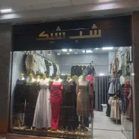 فروشنده خانم در بوتیک مجلسی