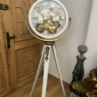 تعدادی ساعت دیواری نو و پایه دار ایستاده