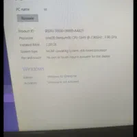 رایانه خانگی با اسپیکر و میز