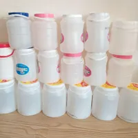 تعدا زیادی ظرف پلاستیکی و شیشه ای