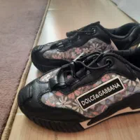 کفش و لباس بچگانه