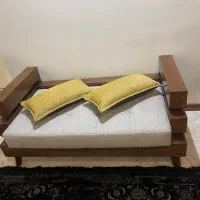 یک‌ عدد  مبل دو‌نفره چوبی سالم