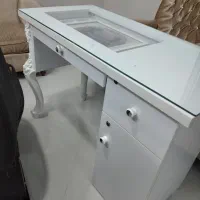 ۱ عدد میز ناخن کاری|آرایشگاه و سالن‌های زیبایی|بابل, |دیوار