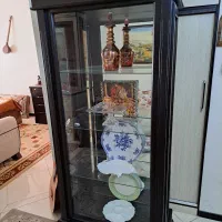 بوفه بزرگ در حد نو دور شیشه با طبقه