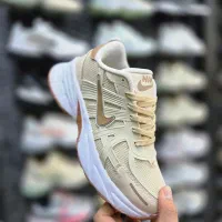 فروش کفش اسپرت. زنانه. مردانه .بچگانه|کیف، کفش، کمربند|چورزق, |دیوار