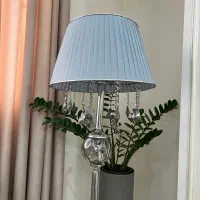 آباژور ایستاده کنار سالنی|چراغ خواب و آباژور|رباط‌کریم, رباط‌کریم|دیوار