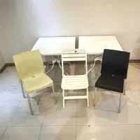 تعدادی میز و صندلی پایه فلزی