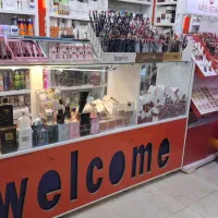 ویترین واستند ارایشی درحد نو