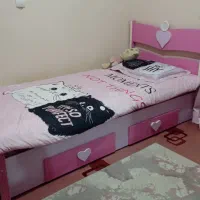 تخت چوبی نوجوان