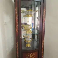 بوفه همراه با وسایل تزئینی