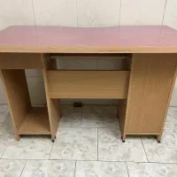 میز تحریر و کامپیوتر