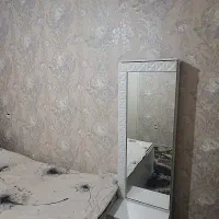 تخت وکمی تشک ودراور و آیینه