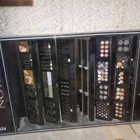 کمدویترین مغازه ارایشی وسایل تبلیغاتی لوازم ارایشی