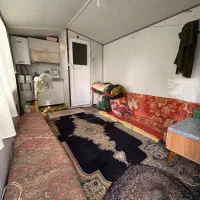 کارگر ماهر باغبانی و گلدان زنی در باغ ( خانم)